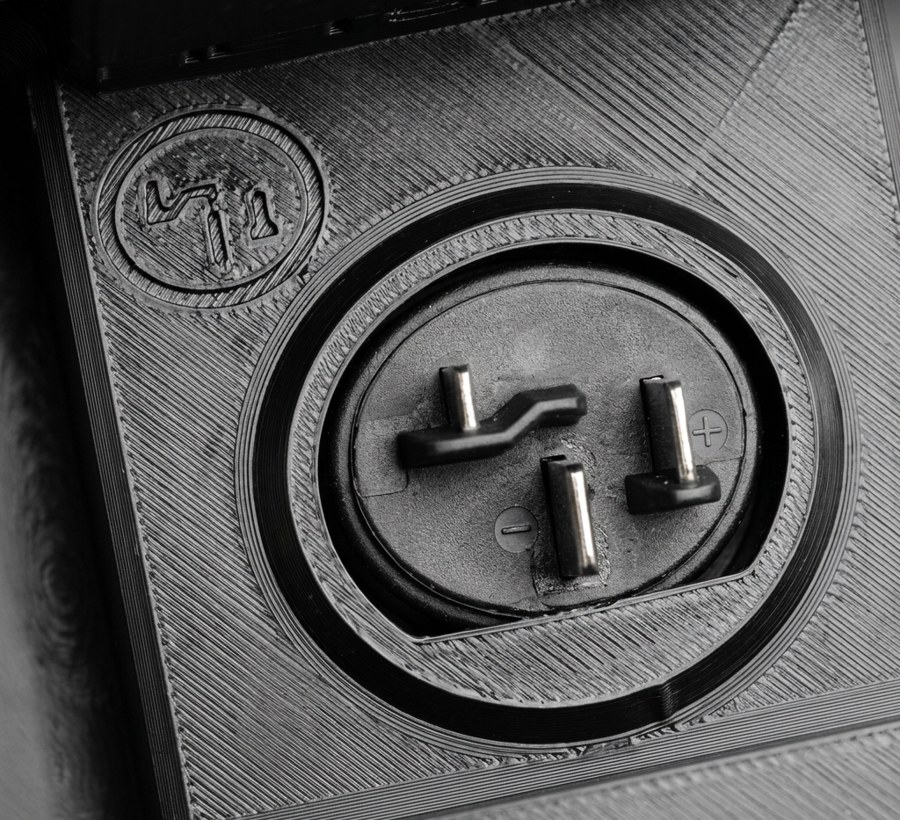 connector uitgelijnd met de gravure in de houder